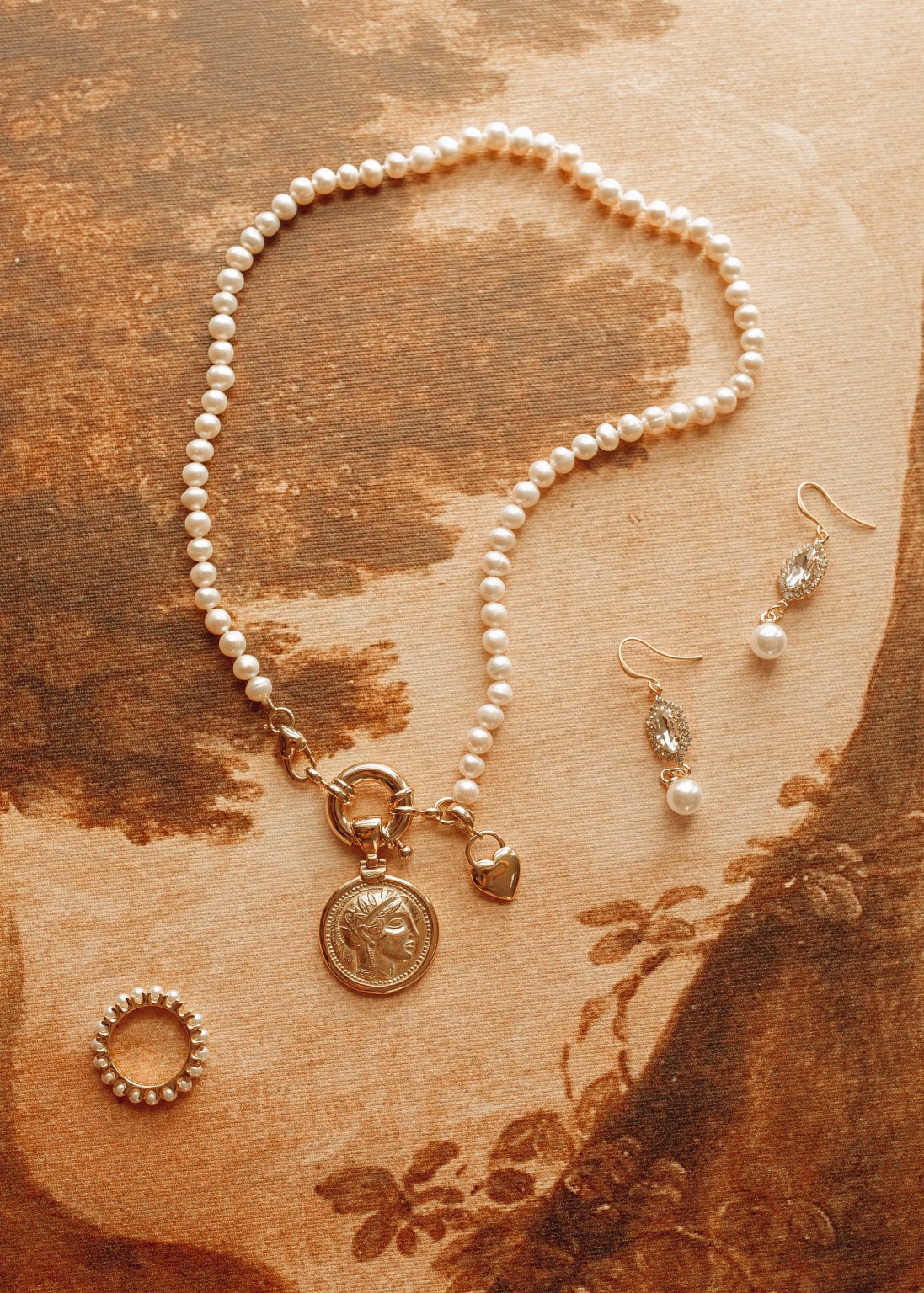 Enjoue-Pearl-Gold-Athena-Coin-Necklace